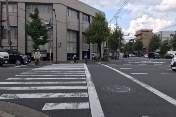 円町店まずは北に向いて信号を渡ります。