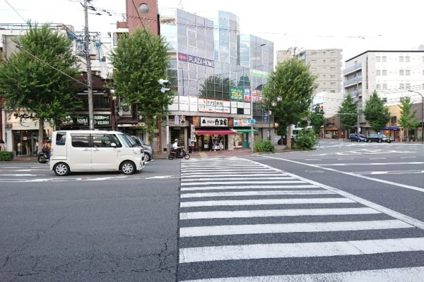 円町店次に東に向いて信号を渡ります。