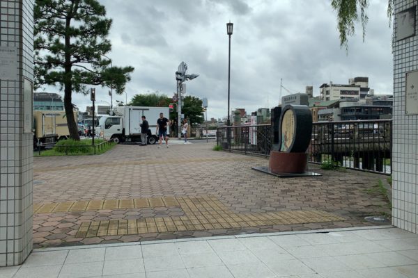 三条河原町店（チケット専門店）階段を昇ると右手に三条大橋が見えます。