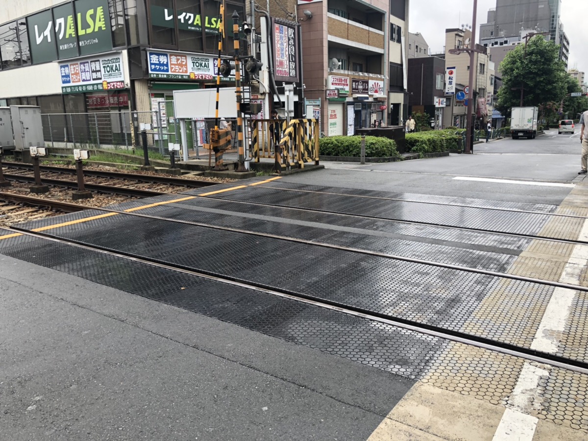 山科駅前店京阪電車の踏切を渡り左に進みます。