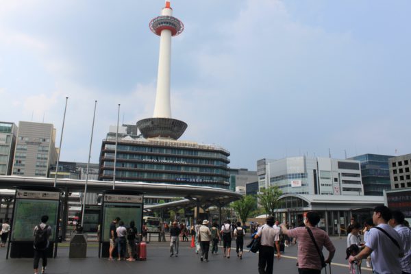 京都駅前店京都タワーを正面に右へ曲がります。