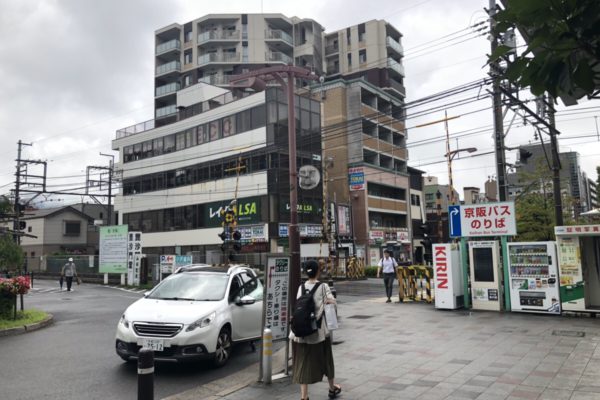 山科駅前店そのままロータリー沿いを道なりに進みます。