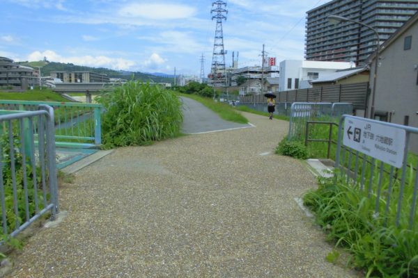 六地蔵店JR/地下鉄六地蔵駅までの矢印が記載された看板に従って歩道を直進します。