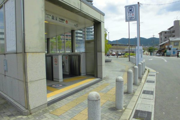 六地蔵店地下鉄六地蔵駅の改札出口が見えてきますのでそのまま直進します。