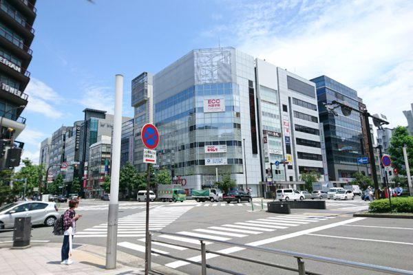 京都タワー前店烏丸塩小路交差点、北東角のビル（鳥居ビル）が当店の入るビルです。ビルにはECCさん、カメラのキタムラさん、コンタクトのアイシティさんの看板が掲示されています。