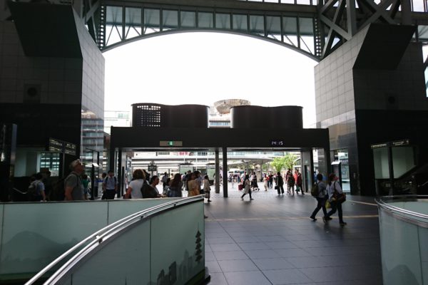 京都タワー前店京都駅中央改札口（東海道本線0番線すぐ）を出ます。