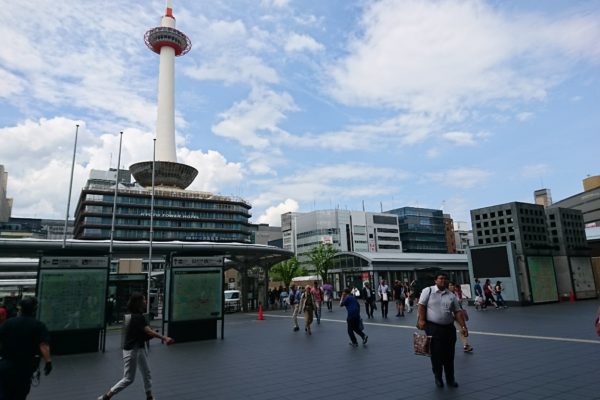 京都タワー前店烏丸口より正面に見える京都タワーを目指して進みます。