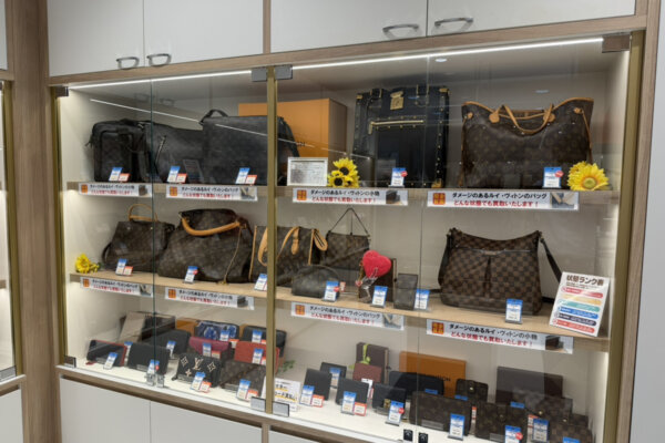 洛西ラクセーヌ店ブランド品の店頭販売も行っております。掘り出し物が見つかるかもしれません！