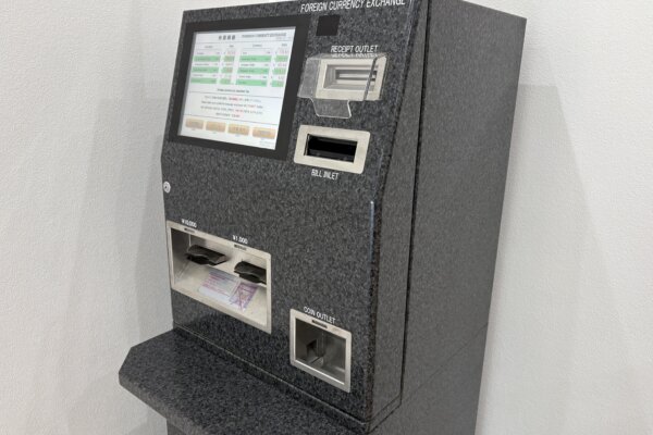 アバンティ店【店内②】外貨両替機を設置しております。外貨から日本円への両替に対応しております。日本円から外貨への両替は店頭レジで受付しております。