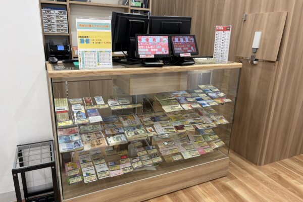 アバンティ店【店内①】交通切符・商品券・株主優待券・郵便商品・レジャー券など、各種取り揃えております。