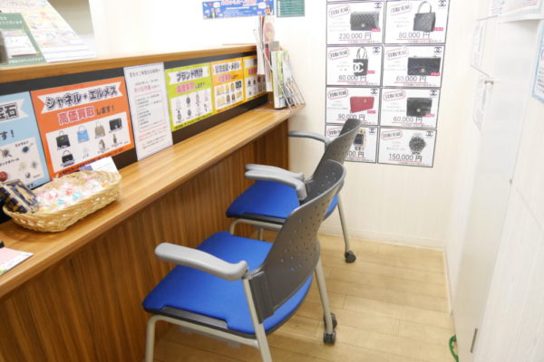 ラクセーヌ店ゆっくりお座りいただける個室の査定室完備で安心です。