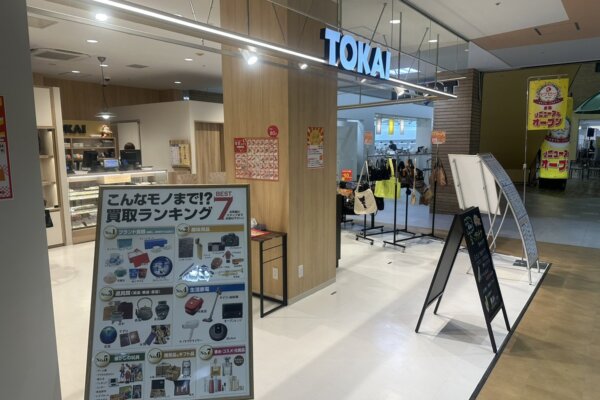 ラクセーヌ店センターコートの手前左手側に当店がございます。