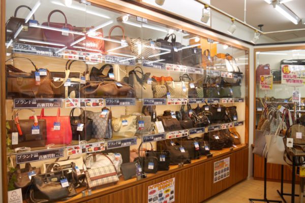ラクセーヌ店ブランド品の店頭販売も行っております。掘り出し物が見つかるかもしれません！