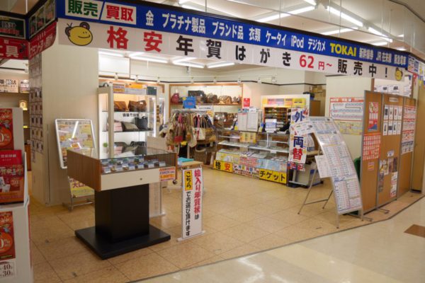 ラクセーヌ店店内入口②です。車いすの方でもスムーズにご入店いただけるよう、広めの入口でございます。