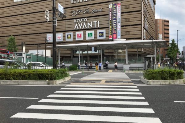 アバンティ店出口すぐの階段を上がり南へ進むと横断歩道の向こうにアバンティが見えますので、そのまま真っすぐ横断歩道（八条通り）を渡ります。