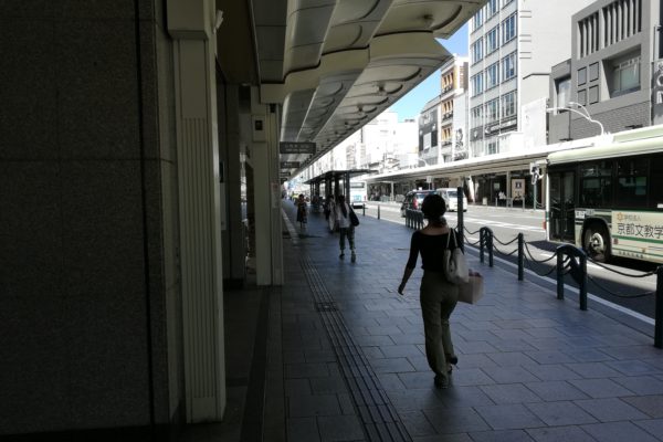 四条河原町店（チケット専門店）そのまま四条通り沿いを左（西の方角）へお進みください。