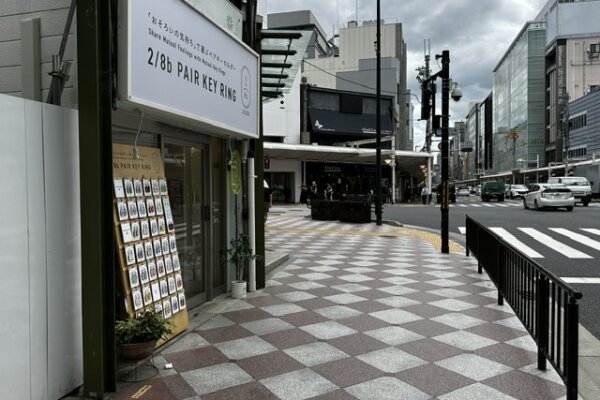 三条河原町店（チケット専門）信号手前にアクセサリー屋さんが見えますので左に曲がります。