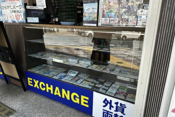 三条河原町店（チケット専門）扉のない路面店です！お気軽にお立ち寄りください。
