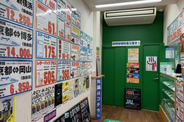 四条河原町店（チケット専門店）扉のない開放的な店内になりますので、お気軽にご来店ください！