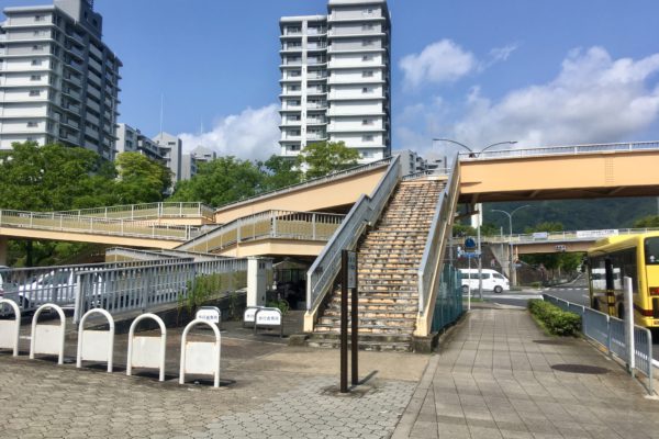 ラクセーヌ店目の前に歩道橋が見えてきます。