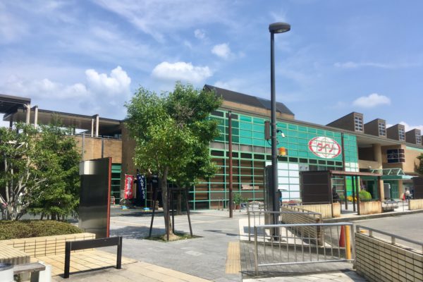ラクセーヌ店バスを降りてすぐに見えるダイソーさんが入っている建物がラクセーヌです。