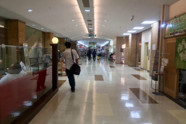 ラクセーヌ店入り口から真っすぐ進みます。