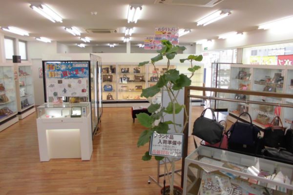 六地蔵店【店内写真②】ルイヴィトンやシャネルなど人気のブランド品も多数取り揃えております