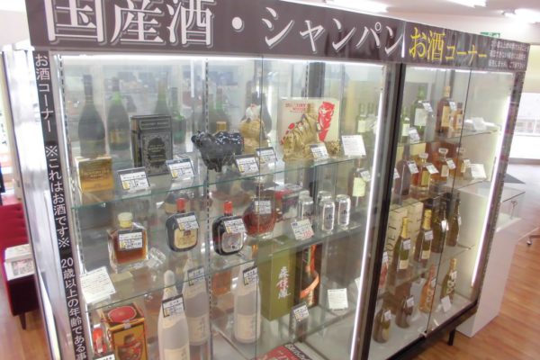 六地蔵店【店内写真③】国産ウイスキーやビールやシャンパンなどもお得に販売しております