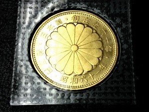 御在位60年記念金貨幣裏面