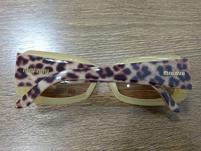 miumiuサングラス裏側